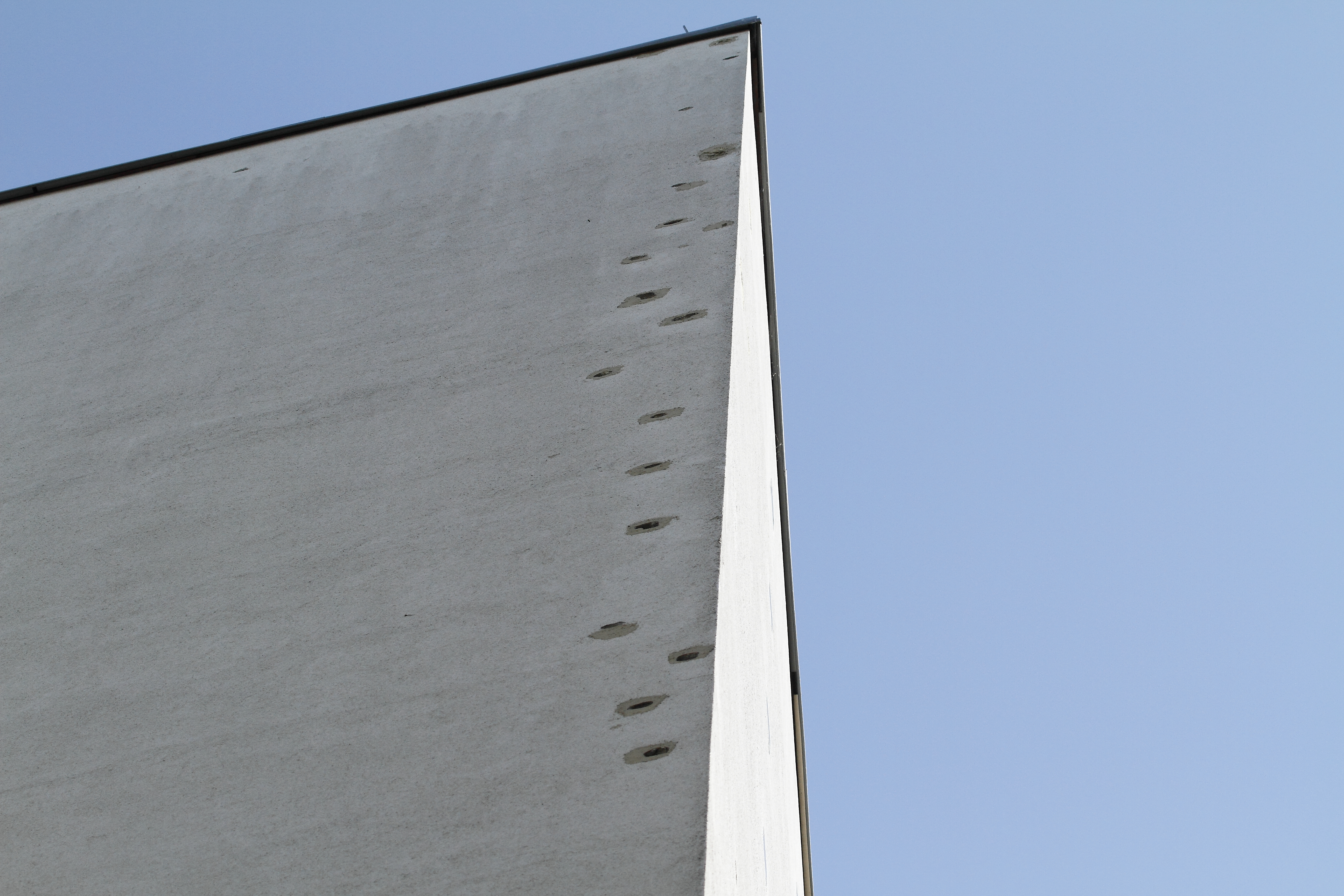 A kijavított lyukakat a harkályok igen gyakran és akár visszatérően megbontják  (fotó: Orbán Zoltán)