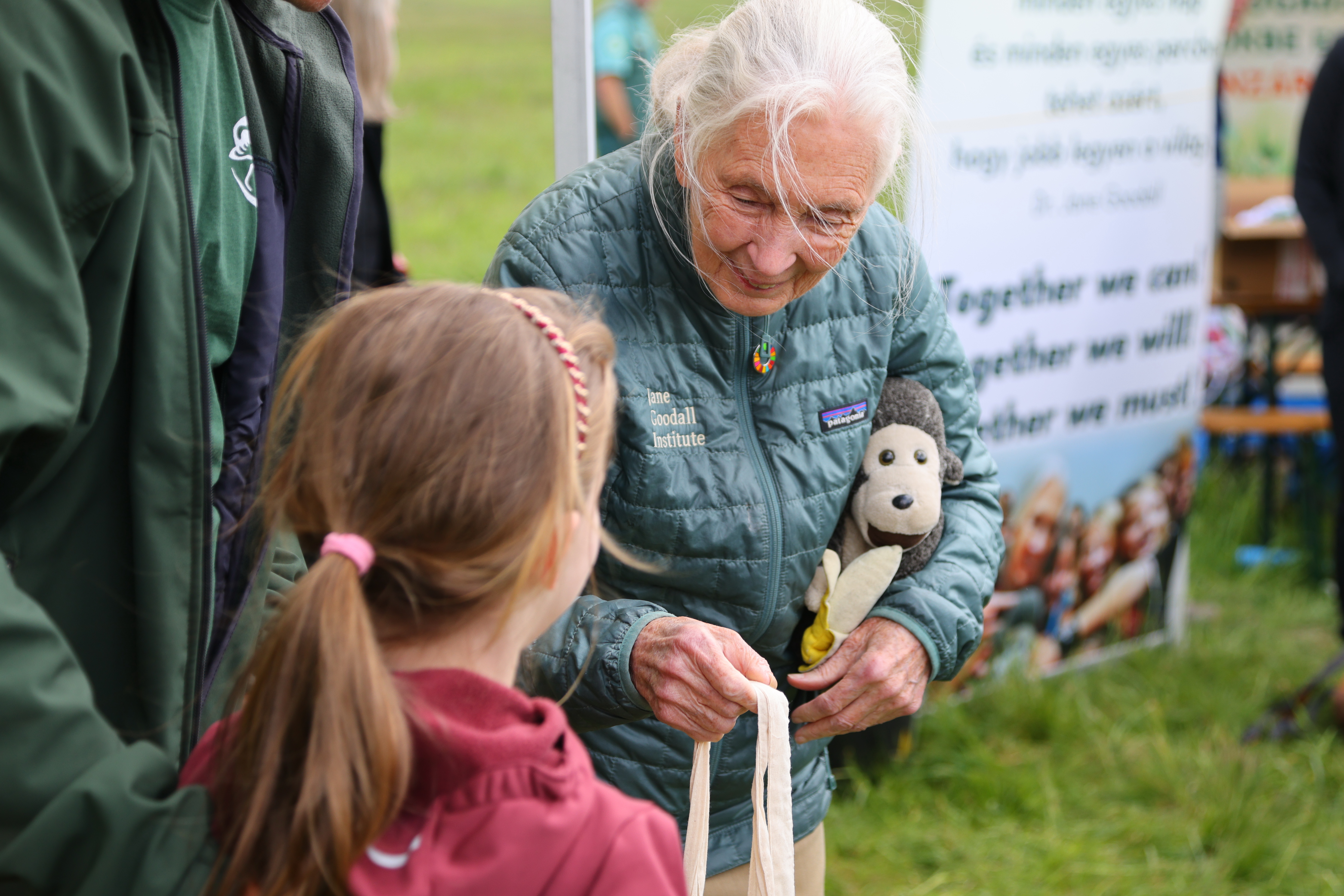 Az &quot;Év kétéltűje&quot; rajzpályázat díjazottjai személyesen Jane Goodall-tól vehették át ajándékaikat (Fotó: Rahme Nikola)
