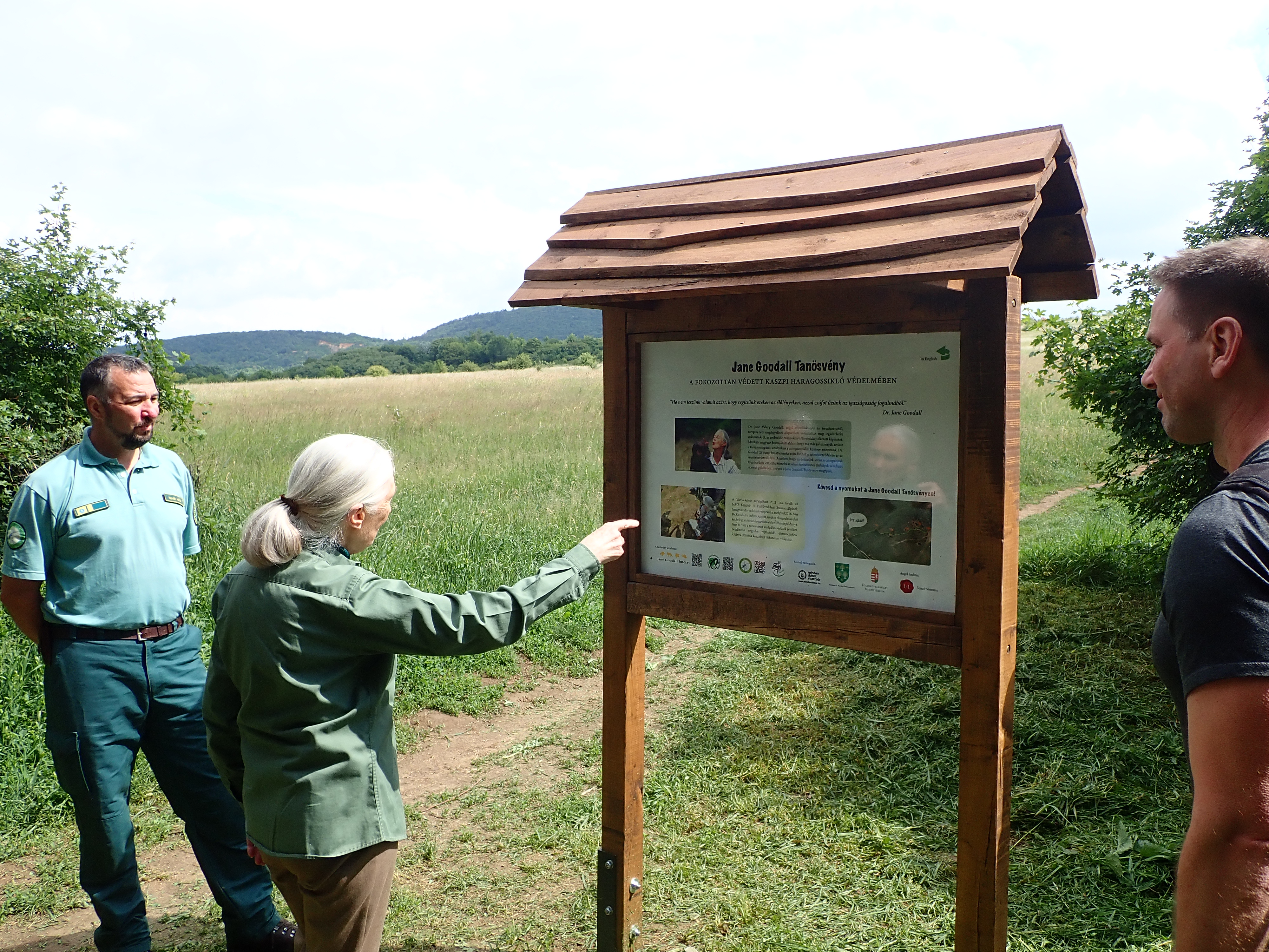 Jane Goodall és Novák Adrián a tanösvény egyik táblájánál 2018-ban (Fotó: Halpern Bálint)
