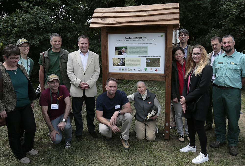 Csoportkép a Jane Goodall Tanösvény átadásán 2018-ban (Fotó: Budapest 2. kerület Önkormányzata)