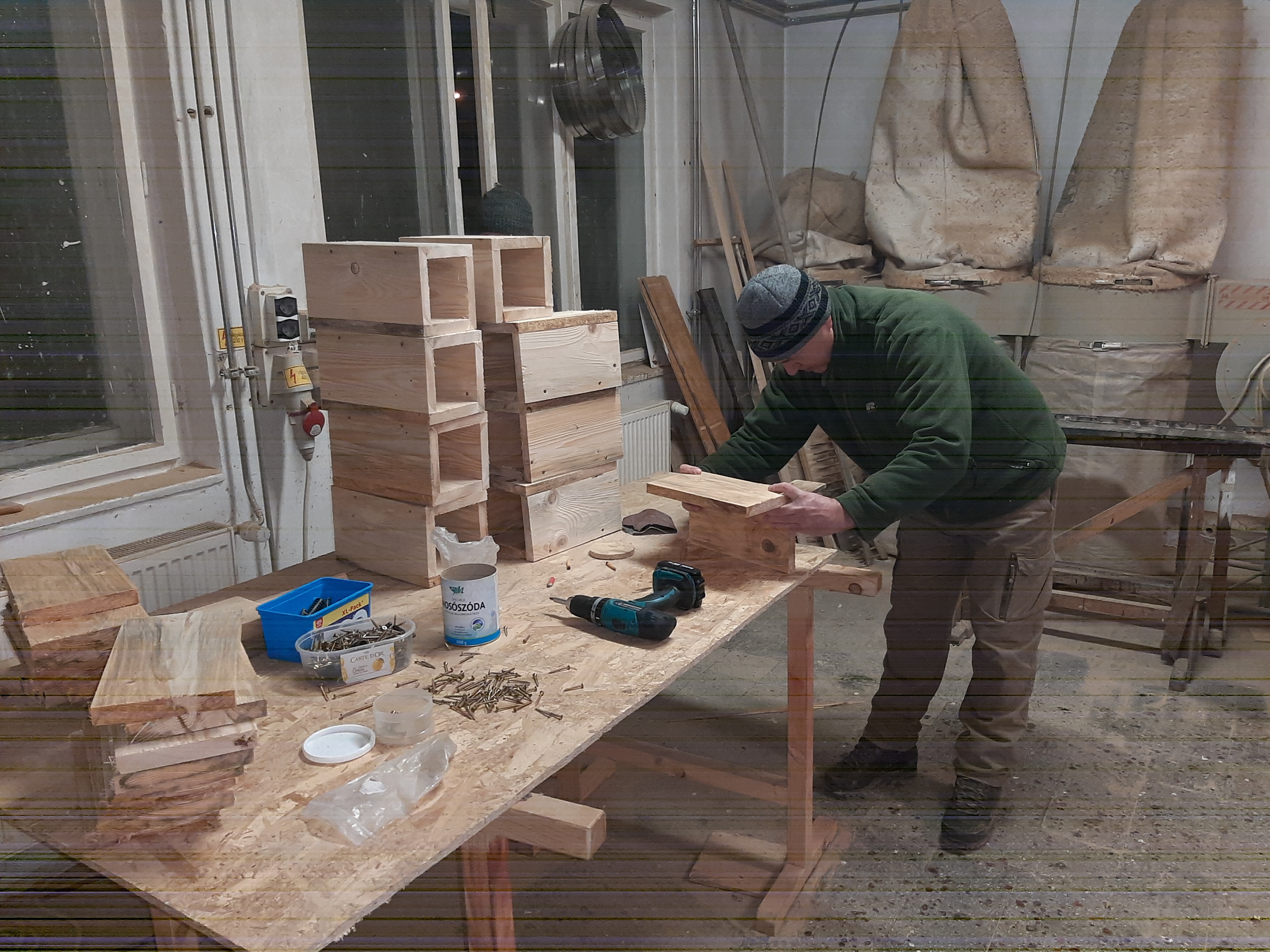 Madárodúkat készít a helyi csoport elnöke, Huber Attila.