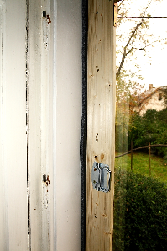 Az ablakbetét plusz szigetelőrétege az ablak tokja és a betét közötti résbe nyomva (Fotó: Orbán Zoltán). 