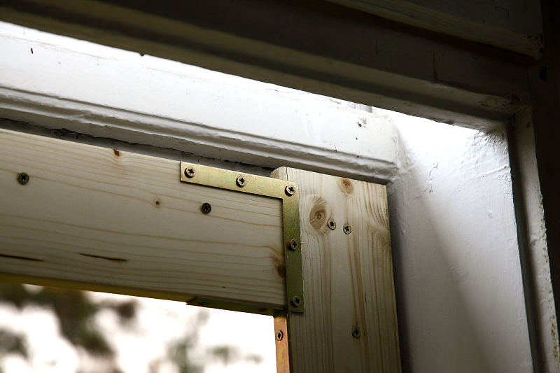 Az ablakbetét felfekvő alapjának sarokpánt erősítése belülről (Fotó: Orbán Zoltán). 