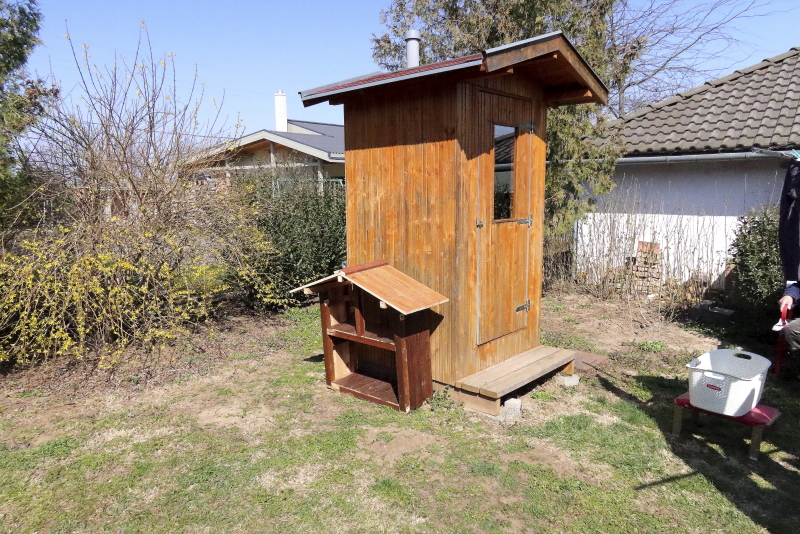 Hova kerüljön a méhecskehotel? A finnországi komposzt WC déli oldala ideális helynek ígérkezett (Fotó: Orbán Zoltán)