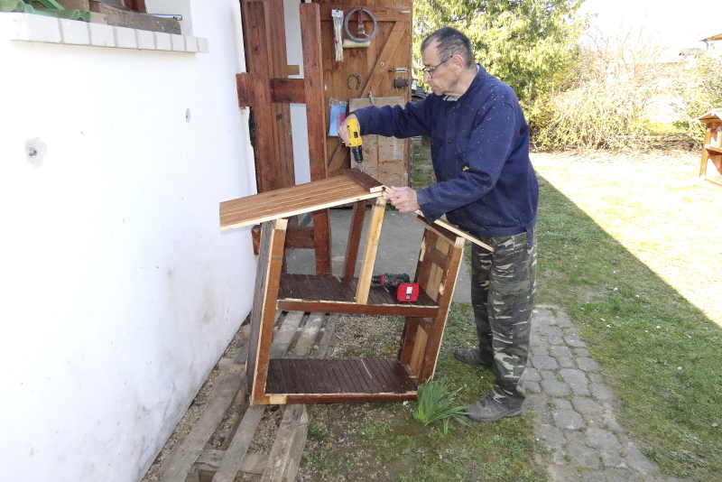 Első lépésben a méhecskehotel vázát adó szekrényt készítette el karantén-vendéglátóm, Tolnai Gyula (Fotó: Orbán Zoltán)