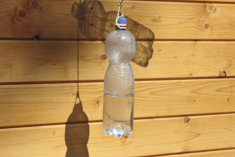 A riasztózsinór aljára kötözött palackba vizet tölthetünk, ezzel szabályozhatjuk a zsineg feszességét és a palackok állásszögét (Fotó: Orbán Zoltán).