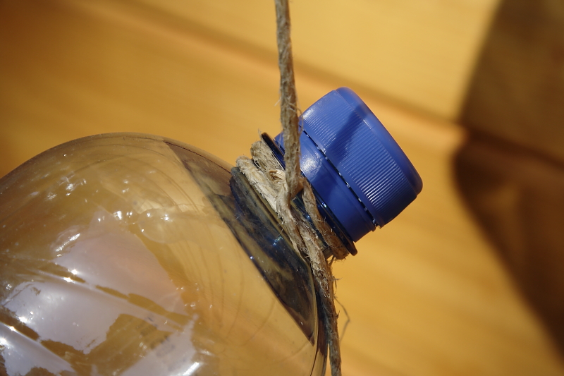 A palackok nyaka olyan kialakítású, ami megkönnyíti a zsinór hurkos rögzítését (Fotó: Orbán Zoltán).