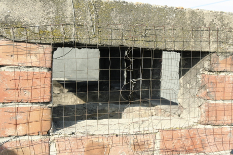 Lapostetőn lévő szellőzőkémény hálóval lezárva a parlagi galambok elől (Fotó: Orbán Zoltán).