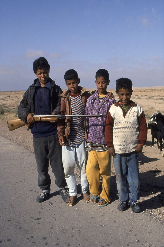Vonuló madarakra vadászó pásztorfiúk a Líbiai-sivatagban, Egyiptomban (Fotó: Orbán Zoltán).