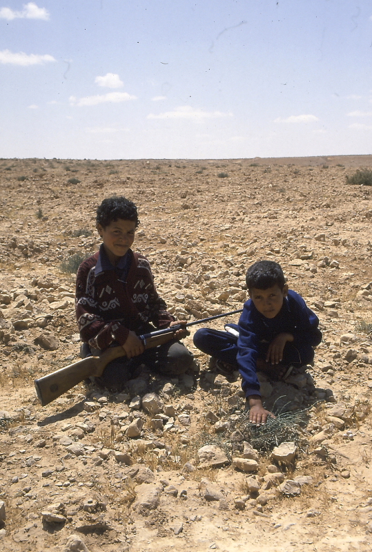 Vonuló madarakra vadászó pásztorfiúk a Líbiai-sivatagban, Egyiptomban (Fotó: Orbán Zoltán).
