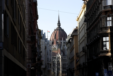 Budapesti utcakép a Parlamenttel (Fotó: Orbán Zoltán).