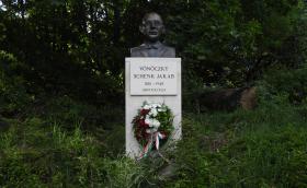 Schenk Jakab szobra a Jókai-kertben