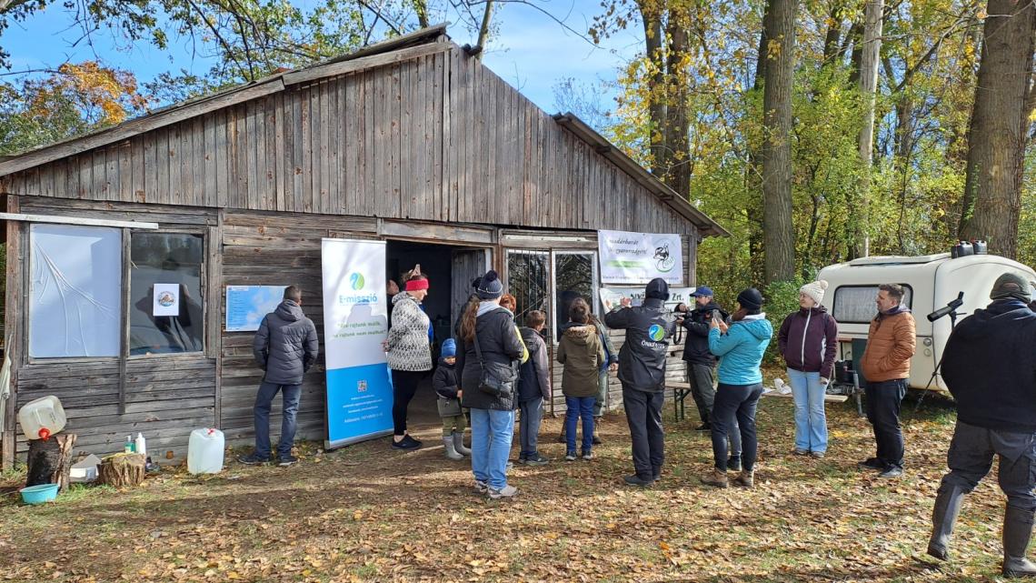 Érdeklődők a Szelkó-tavi Madárgyűrűző Táborban