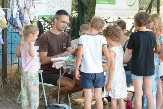 A madárgyűrűzési bemutató egy pillanata (Fotó: Lendvai Csaba)