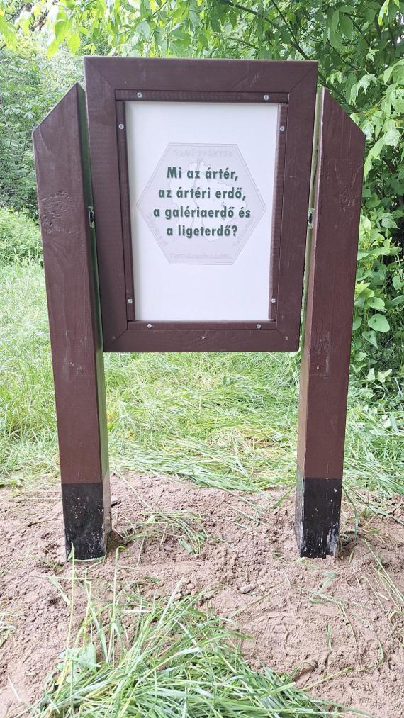 Egy forgatható kérdezz-felelek tábla is található minden állomásnál a nagytétényi tanösvényen