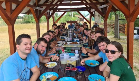 Ebédelnek az ifisek