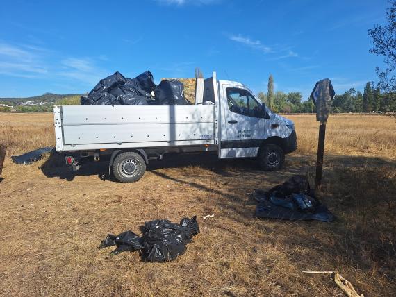 A BKM FŐKERT Főigazgatóság egyik kisteherautója púposan megpakolva. Így történt a védett terület különböző részeiről a begyűjtött hulladékkupacok összehordása (Fotó: Bajor Zoltán)
